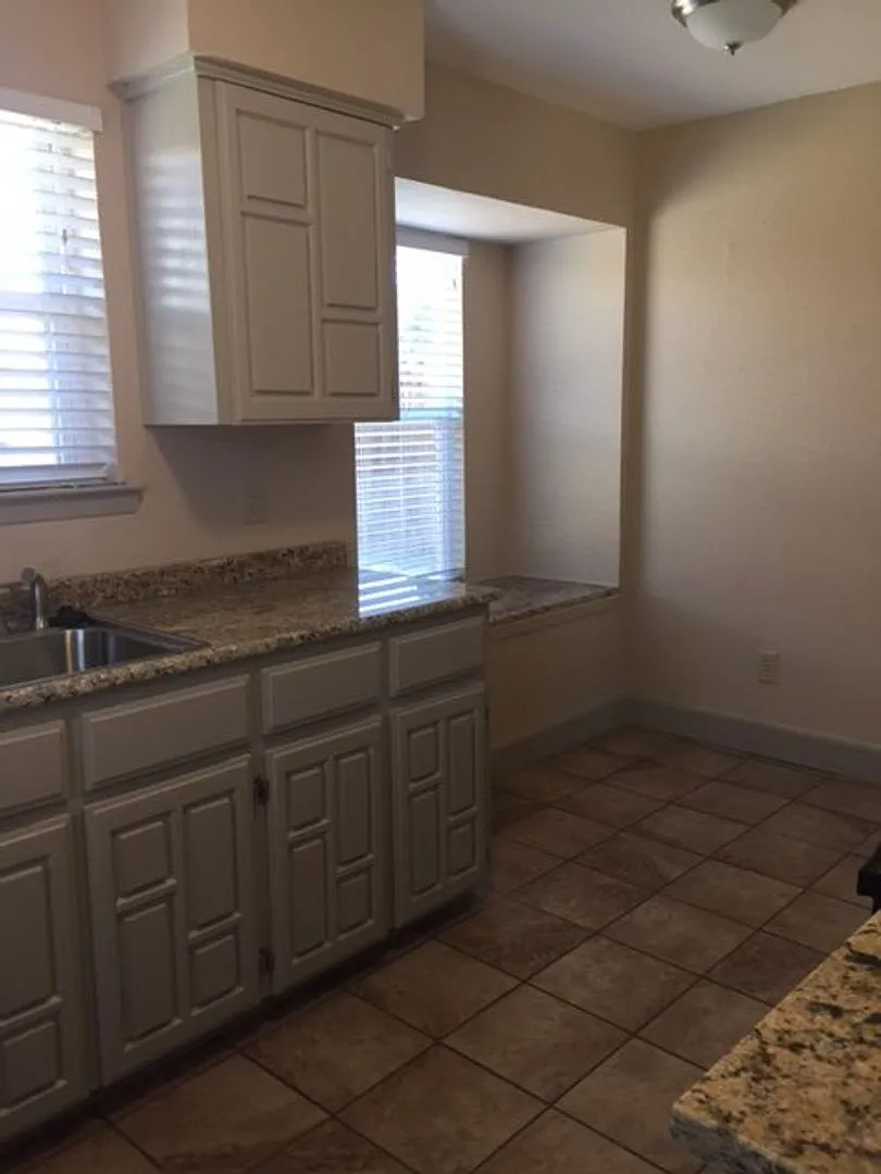 Cute, updated 2 bedroom half duplex in Frisco! — Photo 3