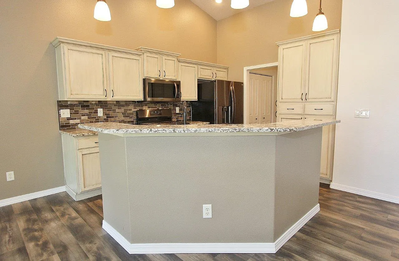 3 bed, 1371 sqft, $2,600 — Photo 4