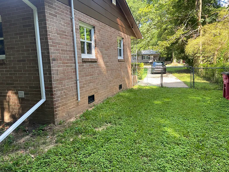 910 Perry Dr — Photo 6