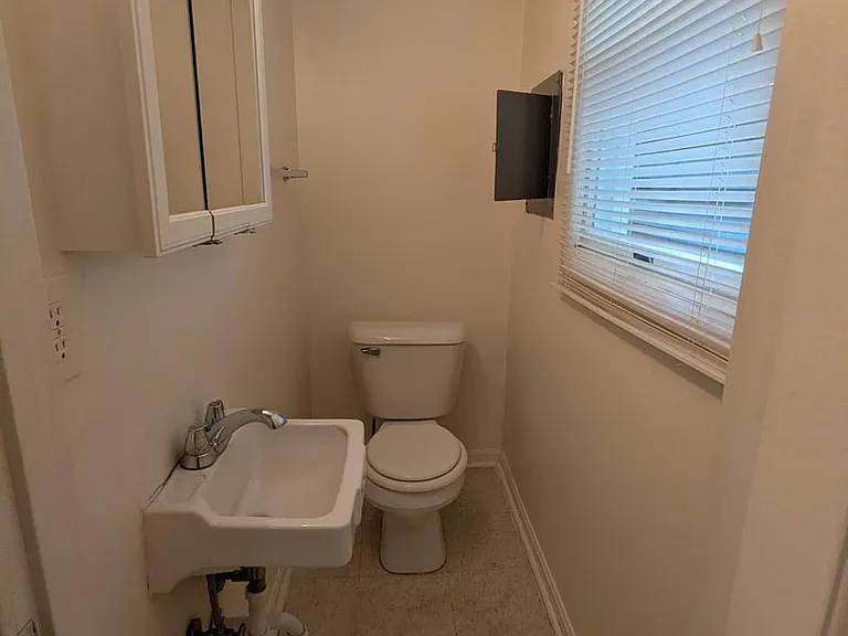 209 Surrey Ct — Photo 5