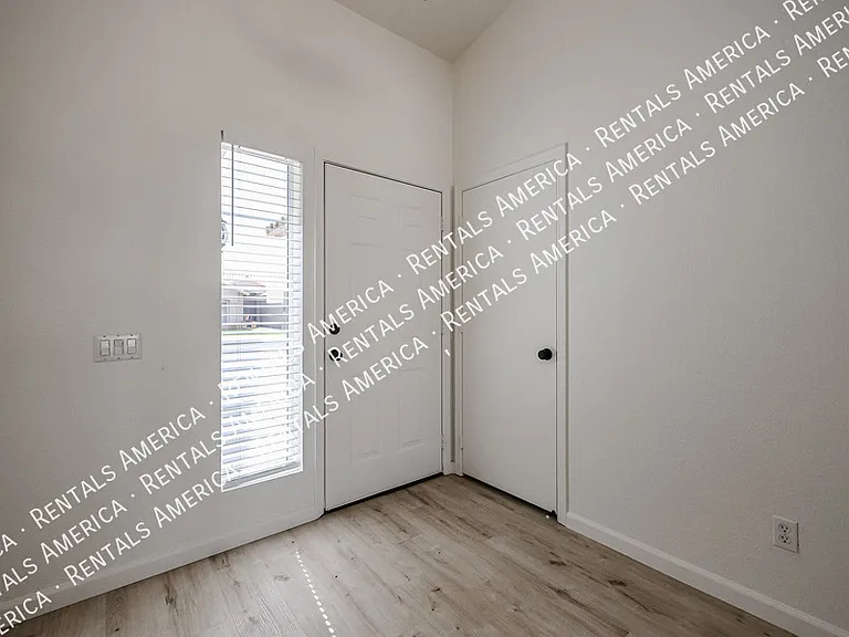 764 E Sheffield Ave — Photo 6