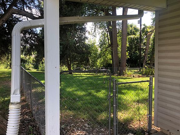 Fully fenced side yard