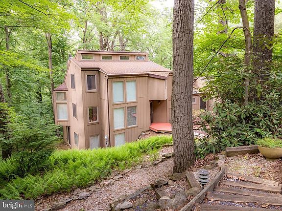 2nd image of 936 Forest Rd