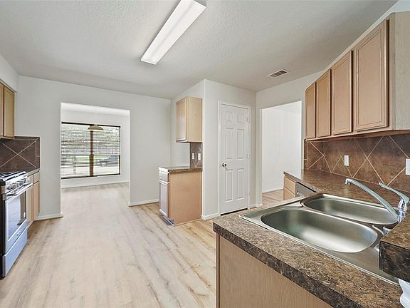 4th image of 16717 Foursquare Dr