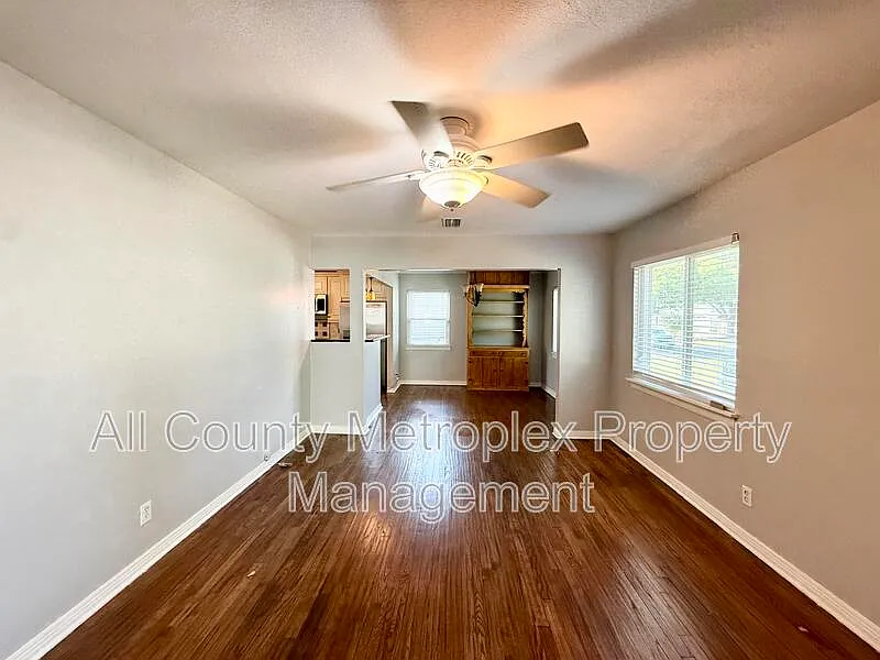 3 bed, 2.0 bath, 1359 sqft, $2,995 — Photo 2