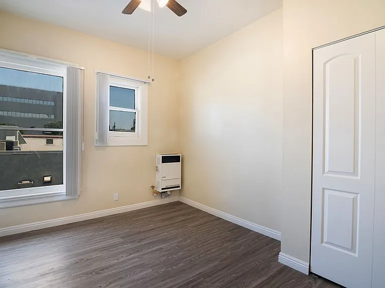 1017 S Burlington Ave — Photo 21