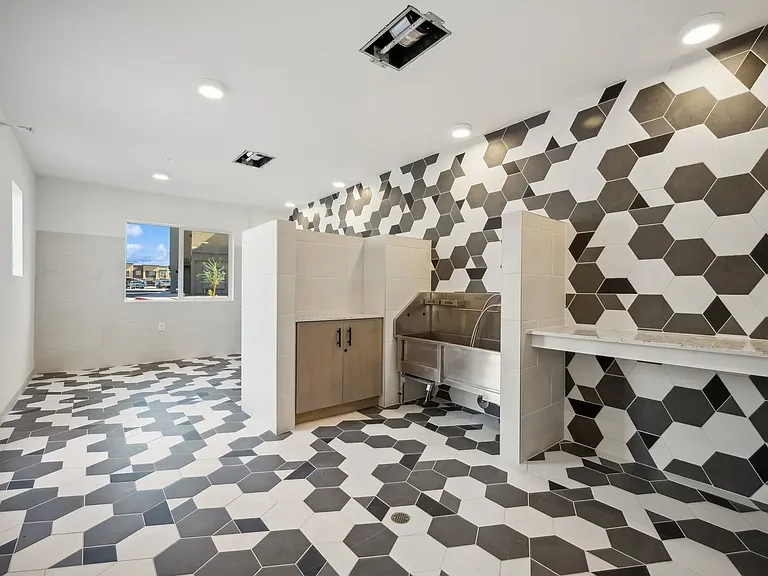 Longbow Luxury Apartments — Photo 14