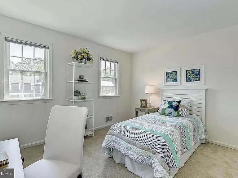 1214 Colonial Rd — Photo 12