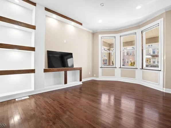 16 Sayre St, Elizabeth City, NJ 07208