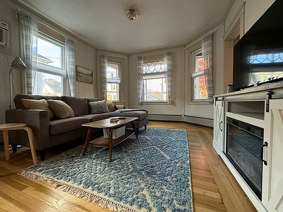 3rd image of 8 View St