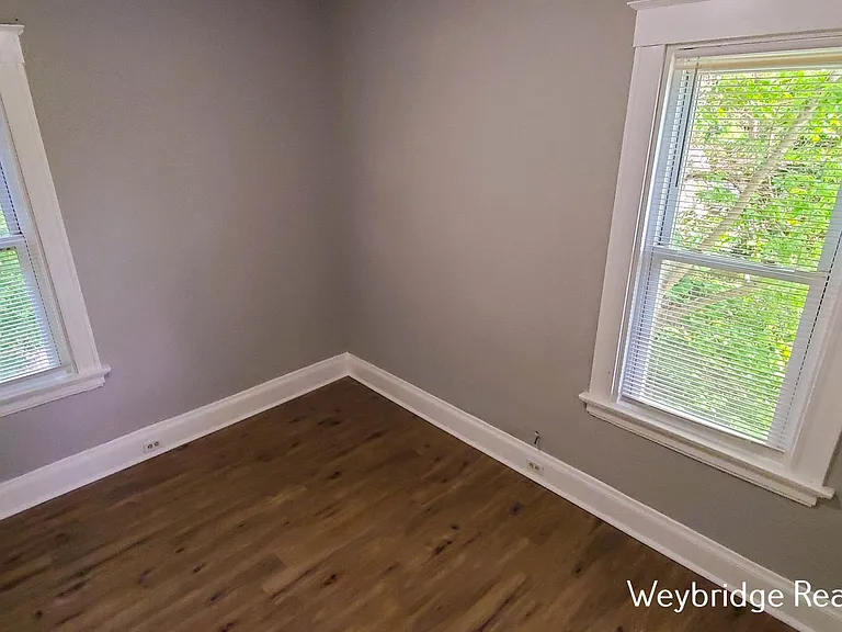 942 Mansion Ave — Photo 7