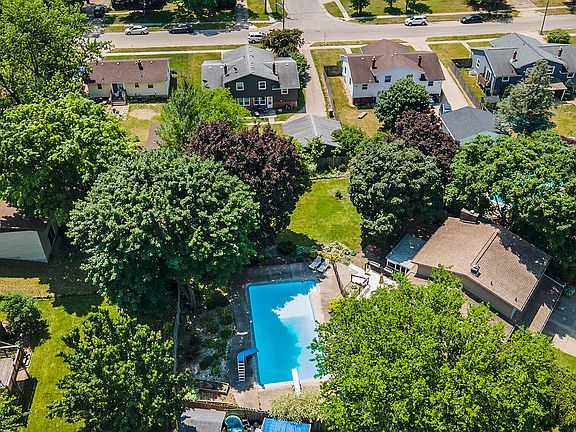3rd image of 1222 Royal Oak St SW