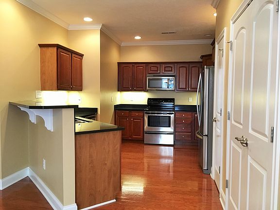 4th image of 655 Yorkland Way