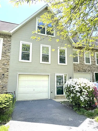 202 Oakridge Dr Photo 1