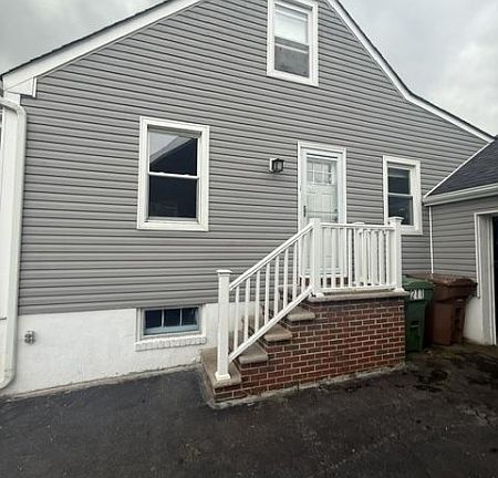 4th image of 211 Bradford Ave