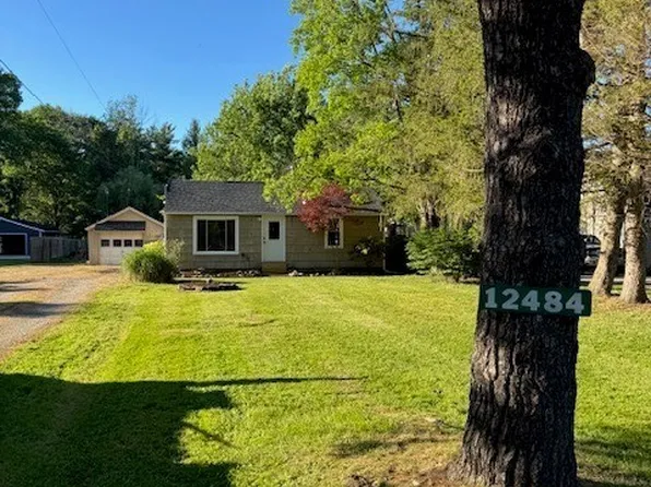 12484 Jackson Dr, Burton, OH 44021