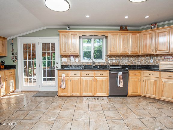 5th image of 111 Rogers Ln