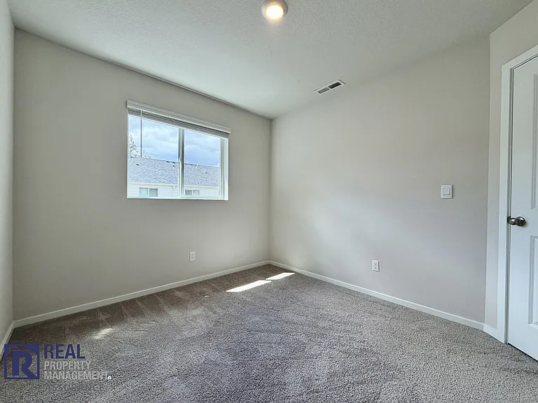 873 N 19th Ave — Photo 13