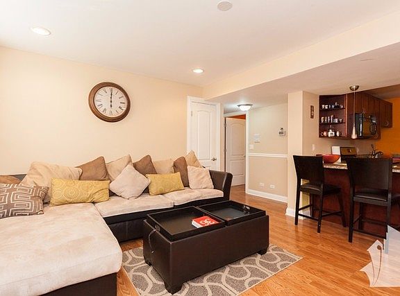 3rd image of 2454 W Ardmore Ave #G