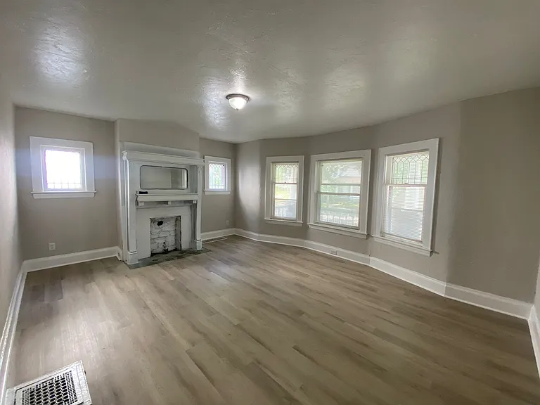 10721 Columbia Ave — Photo 3