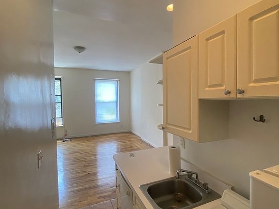 2nd image of 131 W 81st St APT 5