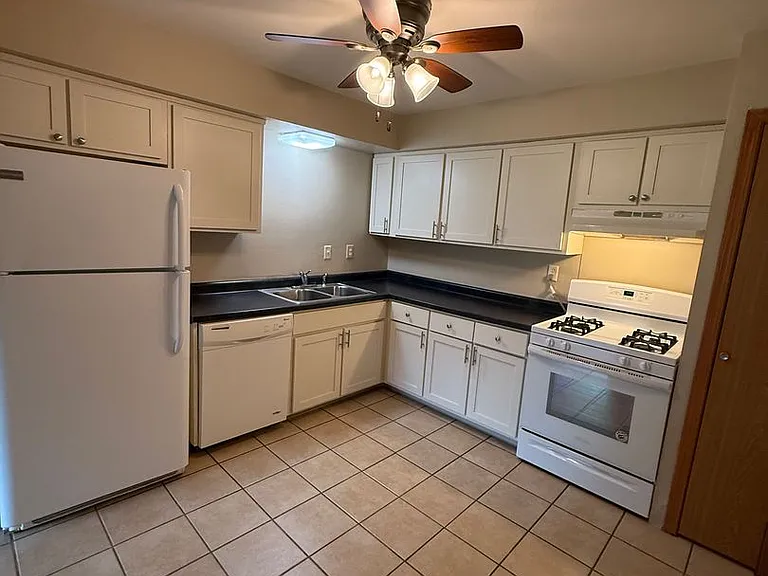 Evergreen Terrace Apartments — Photo 12