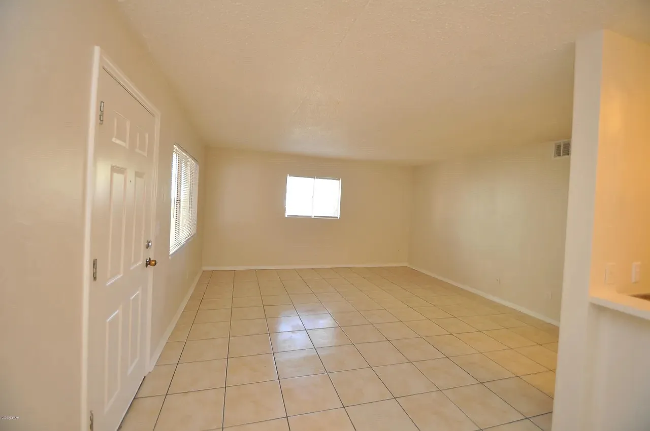 2 bed, 834 sqft, $900 — Photo 3