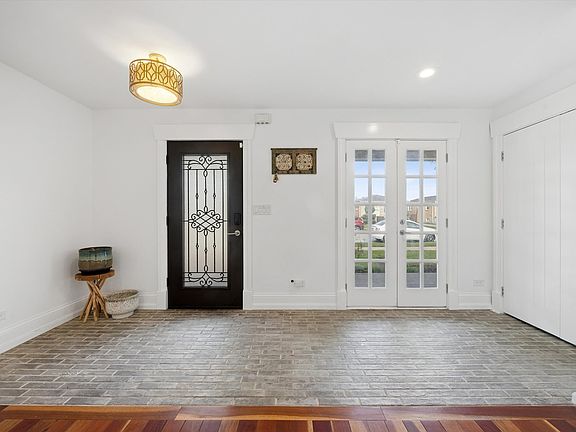 4th image of 7807 Nagle Ave