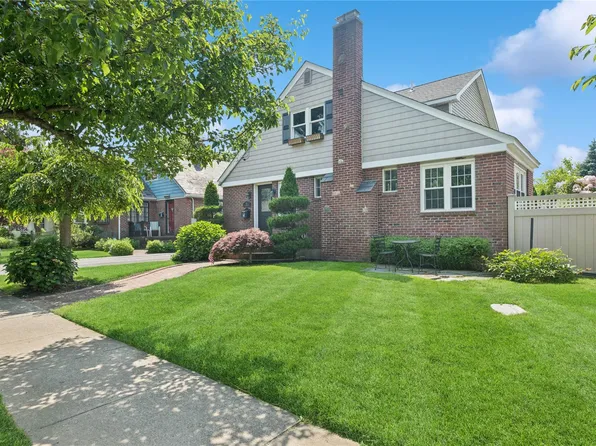 66 Wyandanch Avenue, Babylon, NY 11702