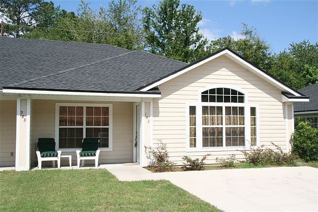 1st image of 988 SW Rossborough Ct #102