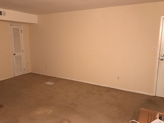 2nd image of 534 Governor Cir