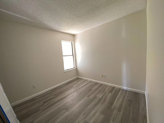 4th image of 440 Phoenix Cir