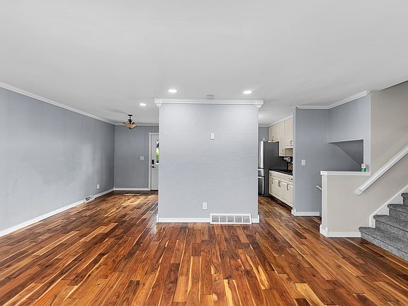 4th image of 2425 W 46th St