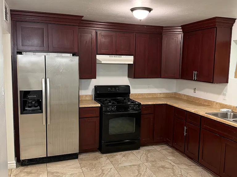 3321 W Rancho Dr — Photo 2