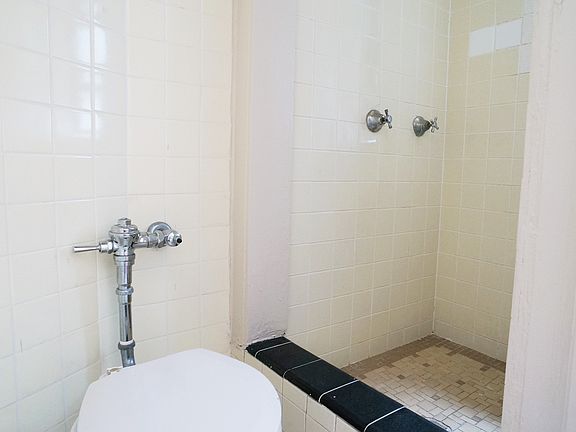 5th image of 189 E Mosholu Pkwy N APT C