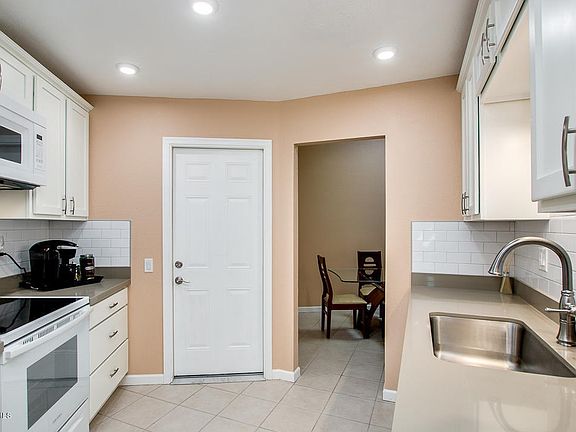 16-Palm Ridge_Kitchen_Gararge_Entry_