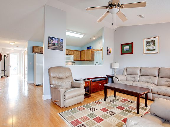 3rd image of 809 Hogan Way