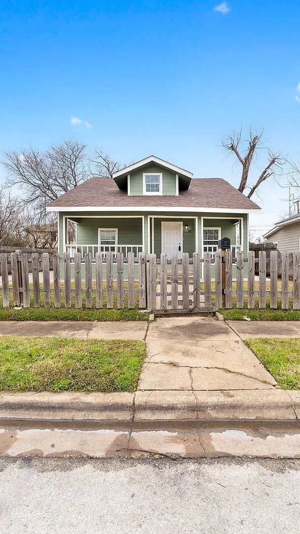 Charming 3BR House in Fort Worth — Photo 2
