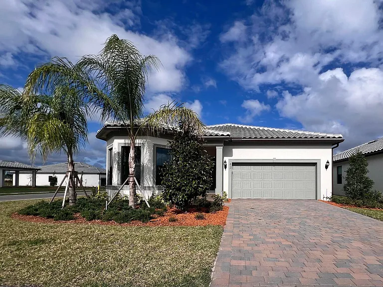837 SE Courances Dr — Photo 3