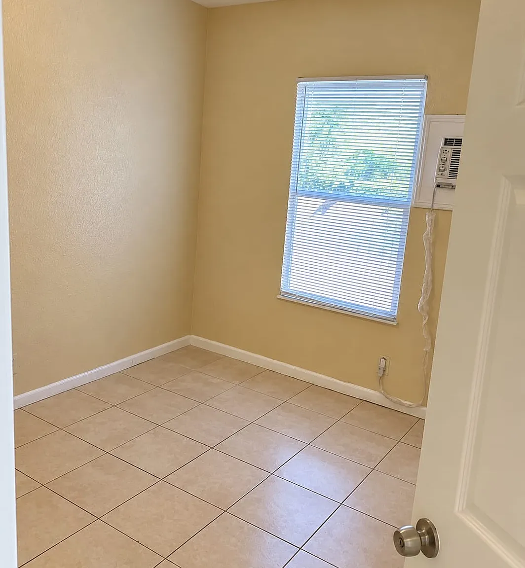 3 bed, 900 sqft, $999 — Photo 2
