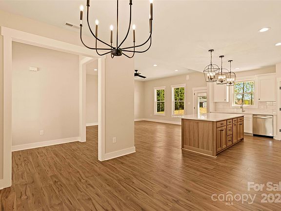 5th image of 104 Capstone Ct