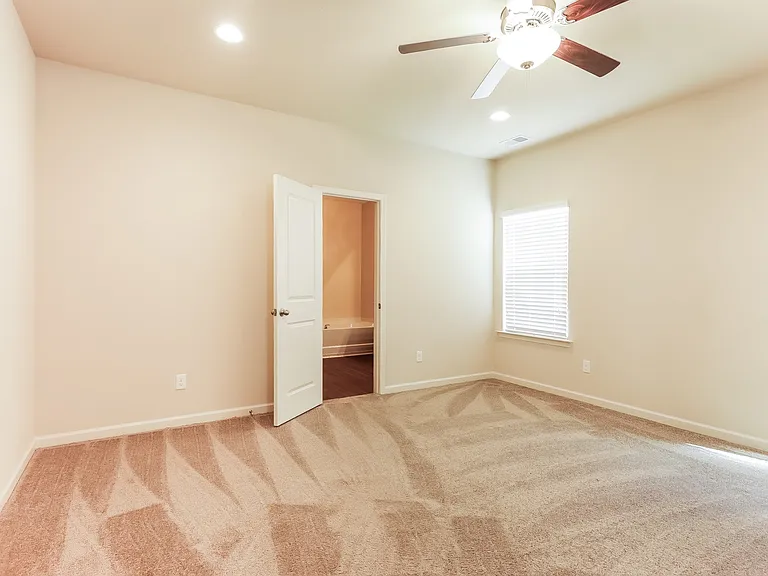 325 Clover Cir — Photo 7