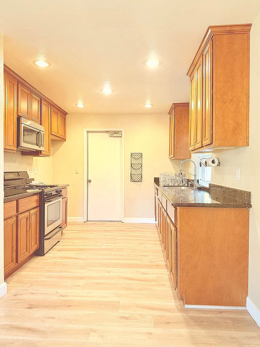 3 bed, 1220 sqft, $3,988 — Photo 4