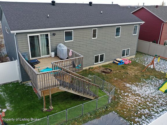 3rd image of 673 17th Ave E