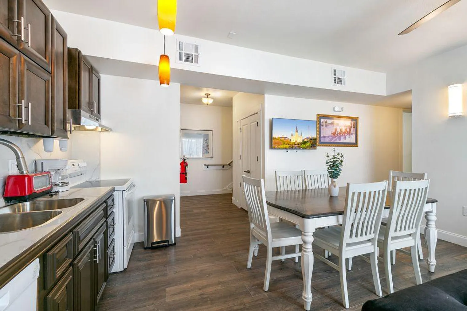 4 bed, 3.0 bath, 1442 sqft, $4,470 — Photo 2