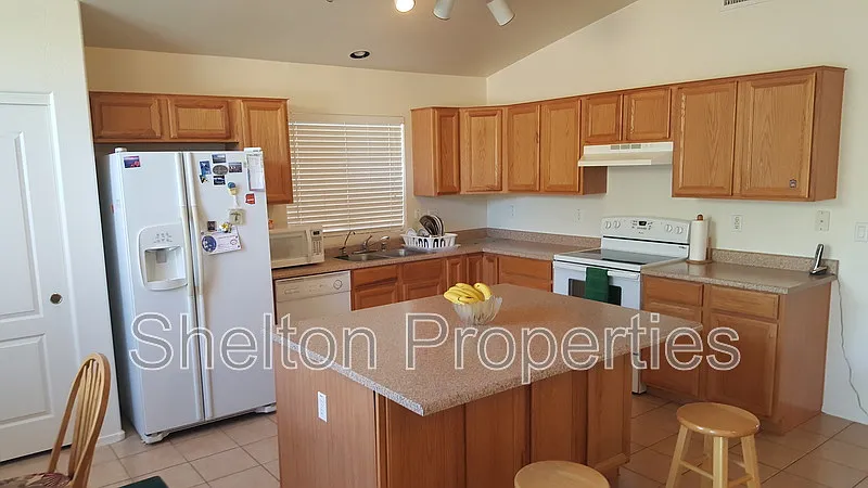 3 bed, 2.0 bath, 1883 sqft, $1,995 — Photo 3