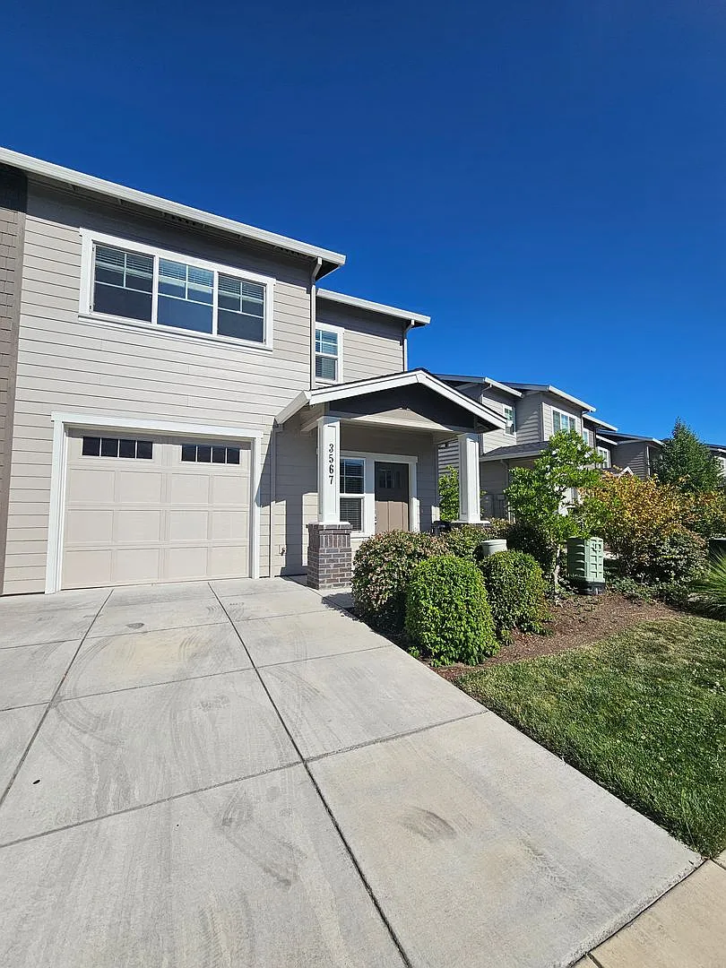 Beautiful newly constructed townhomes in East Medford — Photo 1