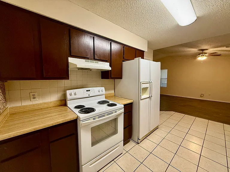 930 Century Dr — Photo 3