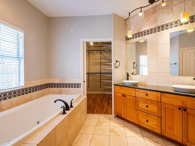 9202 Amanda Dr — Photo 22