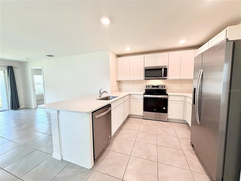 3 bed, 2.0 bath, 4694 sqft, $1,900 — Photo 3